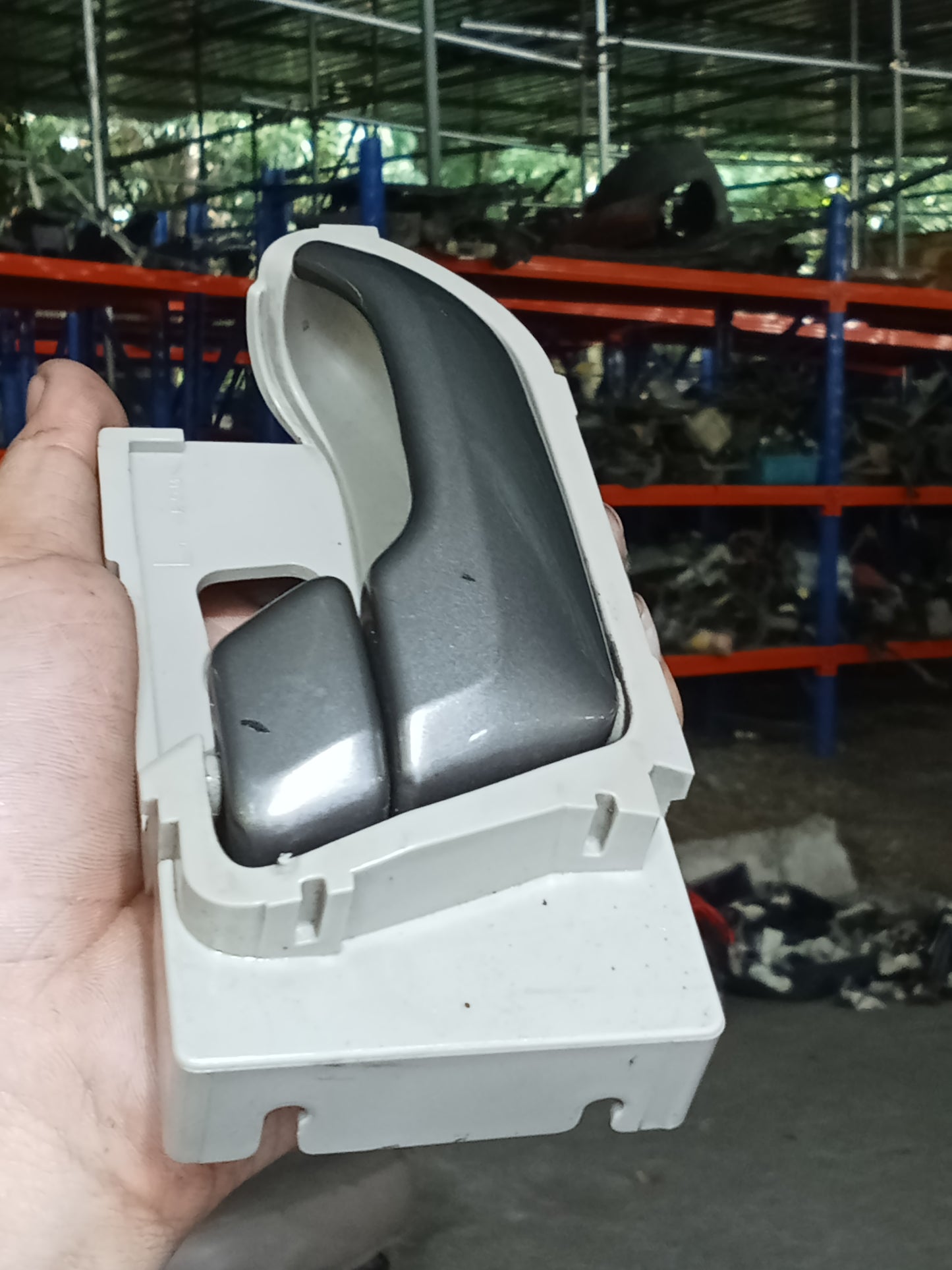 Chevrolet Trailblazer 2011 Front Driver Side Inner Door Handle GENUINE ORIGINAL SURPLUS