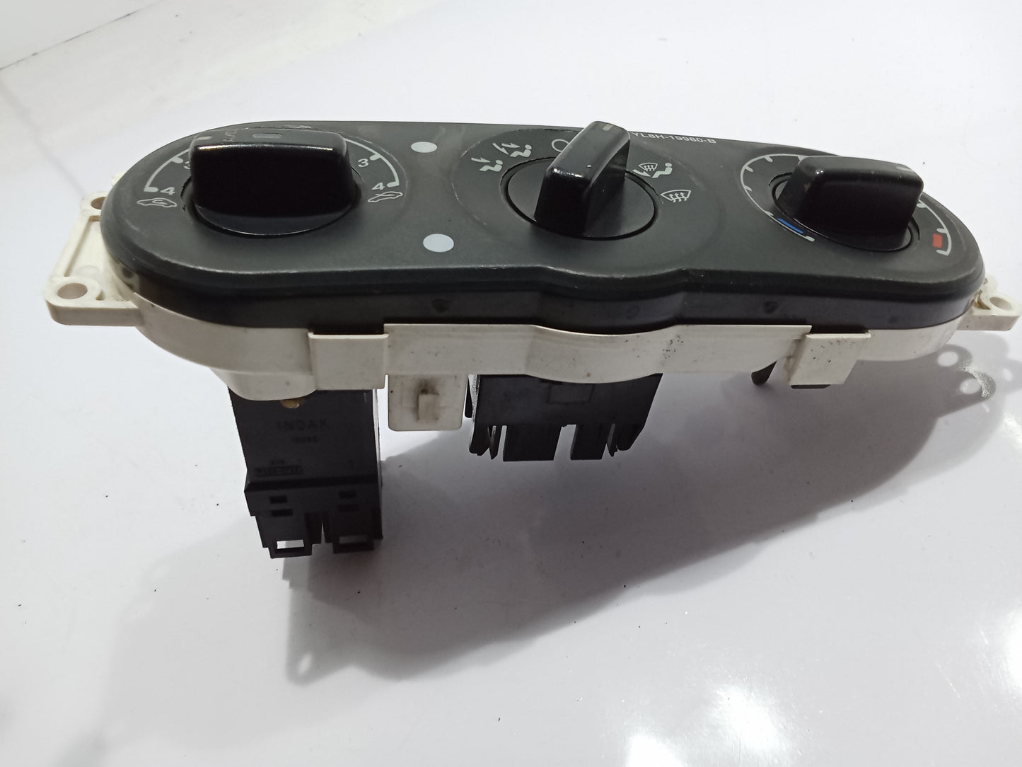 Ford Escape 2.0 Climate Control GENUINE ORIGINAL SURPLUS