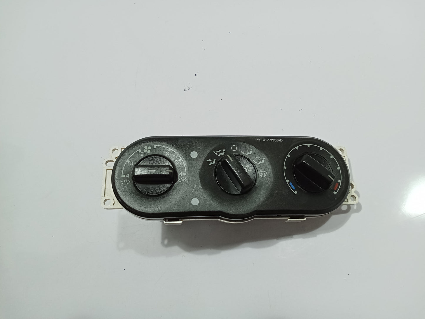 Ford Escape 2.0 Climate Control GENUINE ORIGINAL SURPLUS