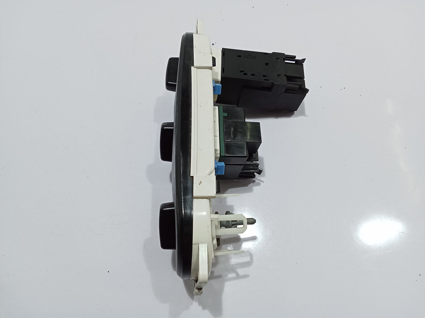 Ford Escape 2.0 Climate Control GENUINE ORIGINAL SURPLUS
