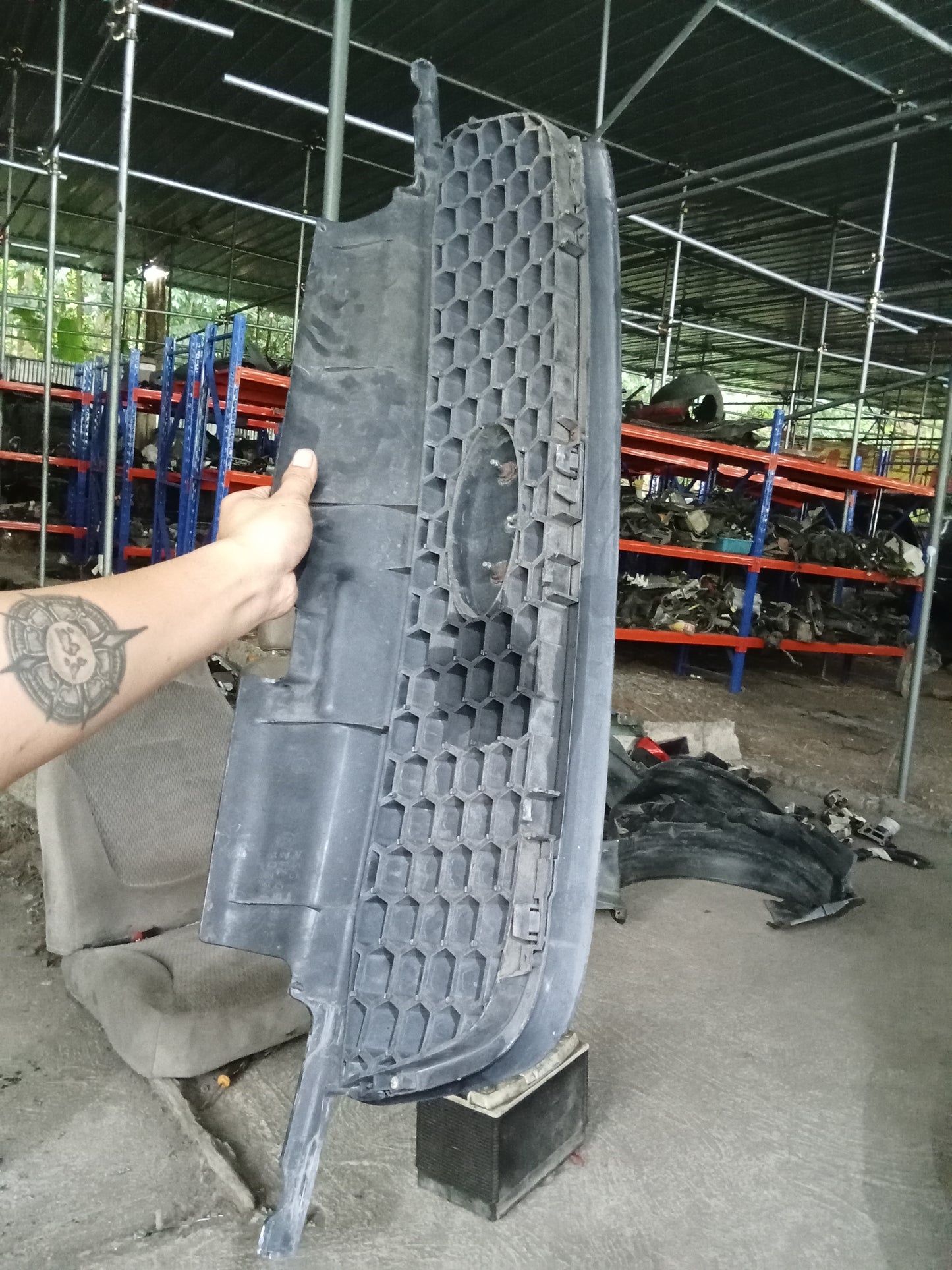 Ford Escape 2.0 Front Grill with Issue GENUINE ORIGINAL SURPLUS