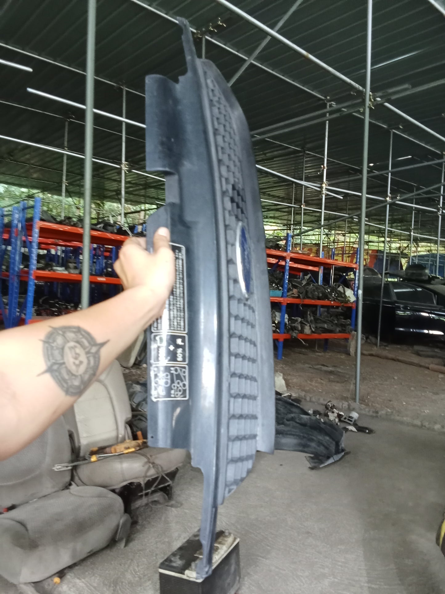 Ford Escape 2.0 Front Grill with Issue GENUINE ORIGINAL SURPLUS