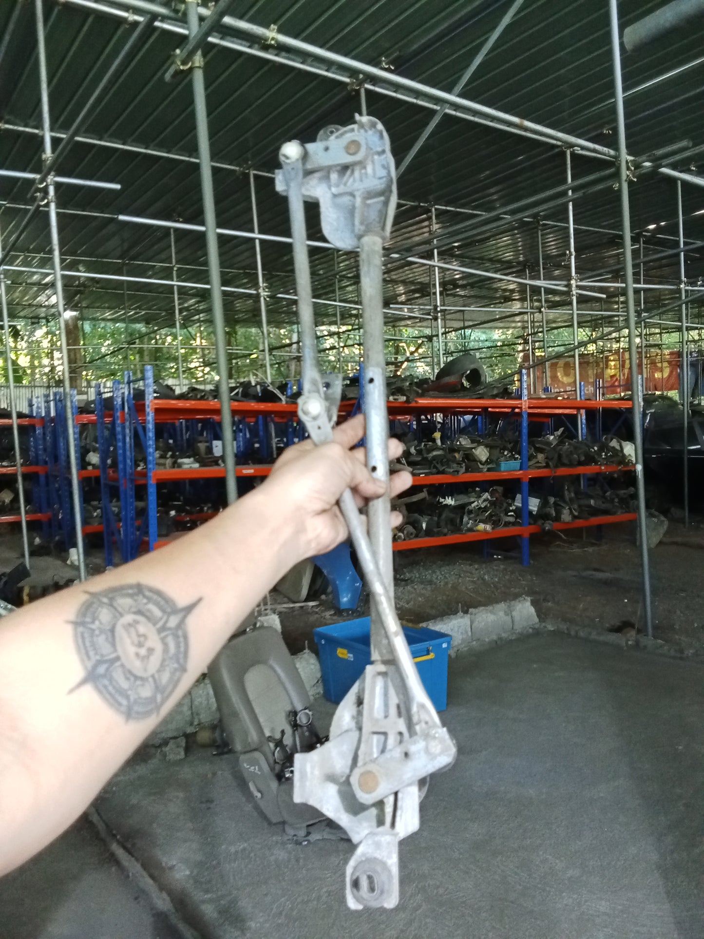 Nissan Navara 2004 Gas Wiper Linkage GENUINE ORIGINAL SURPLUS