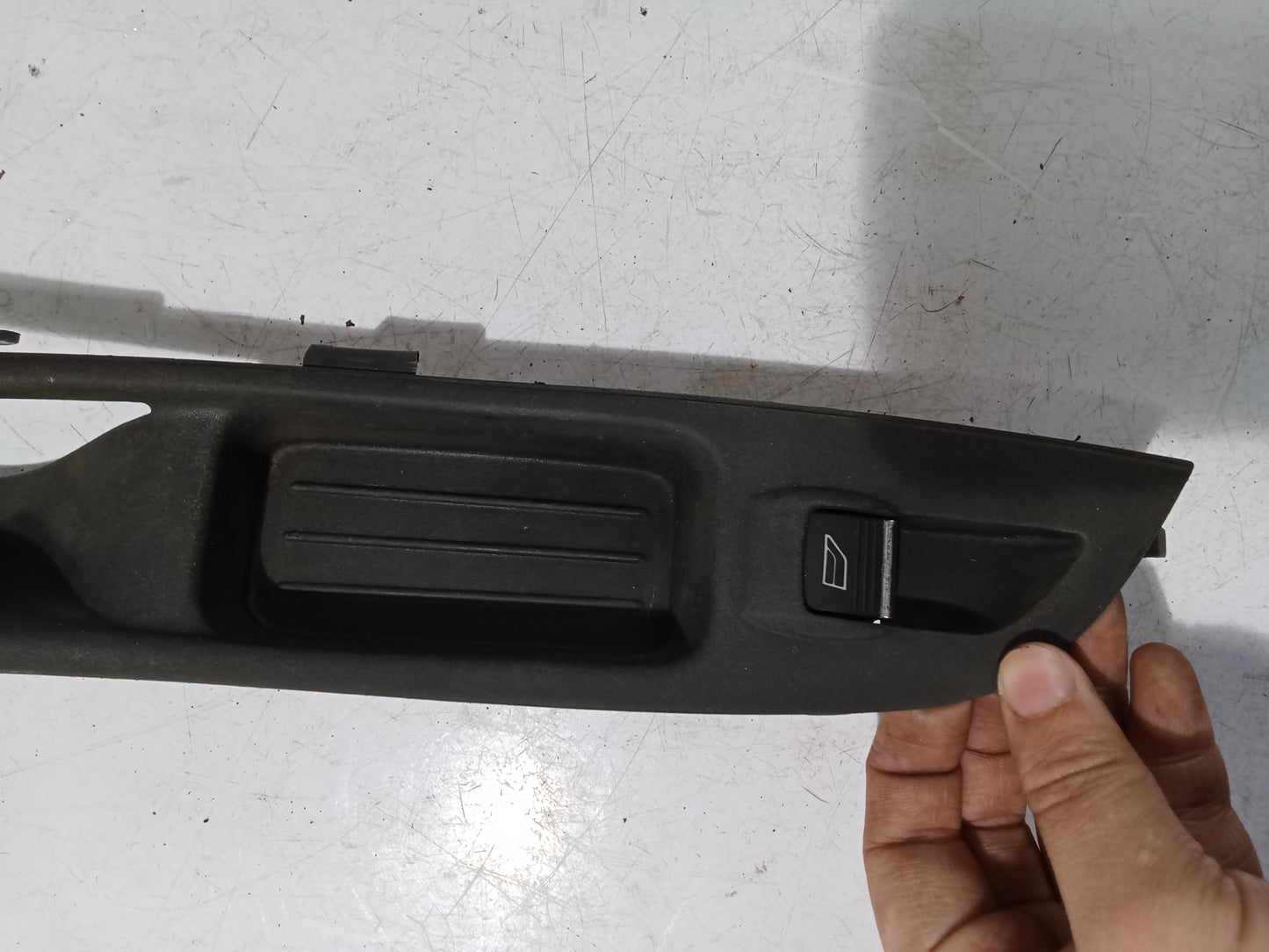 Door Window Switch D/S | Ford Focus| Red