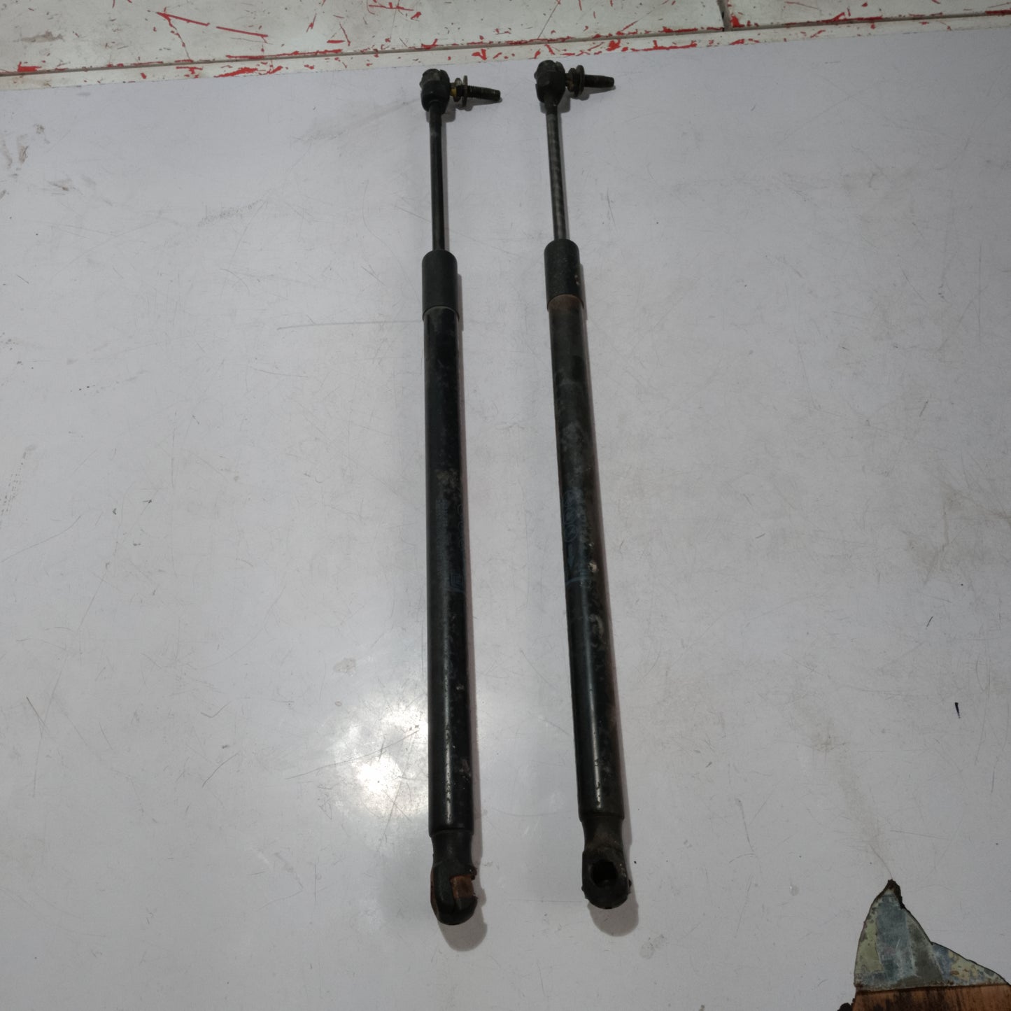 Tail gate Shocks | Chevrolet SPIN